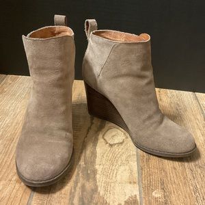 Preowned Lucky Brand Yezzah style bootie sz 8